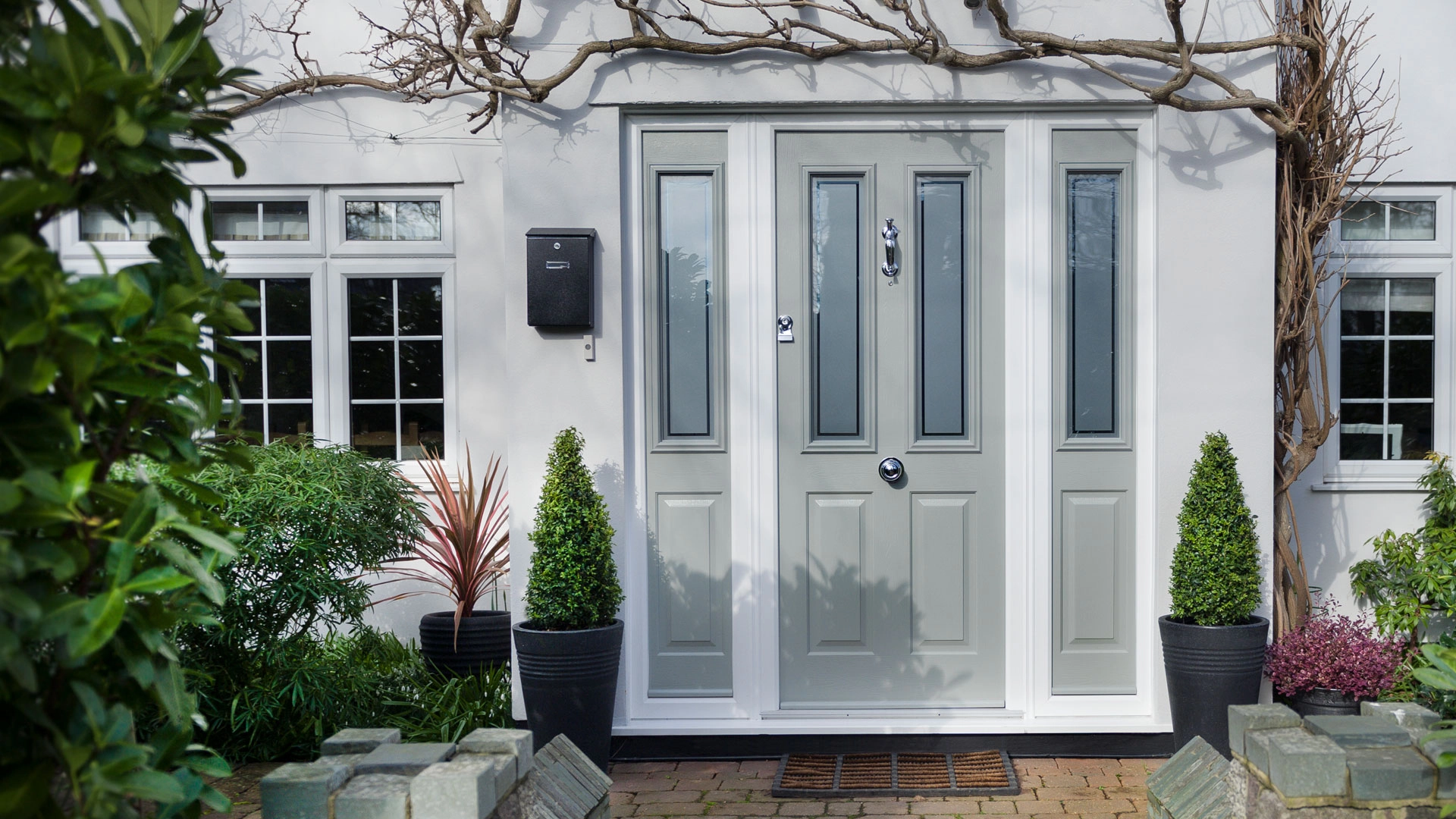composite-solidor-front-door-with-sidelights-newglaze-windows-doors-conservatories-bedfordshire