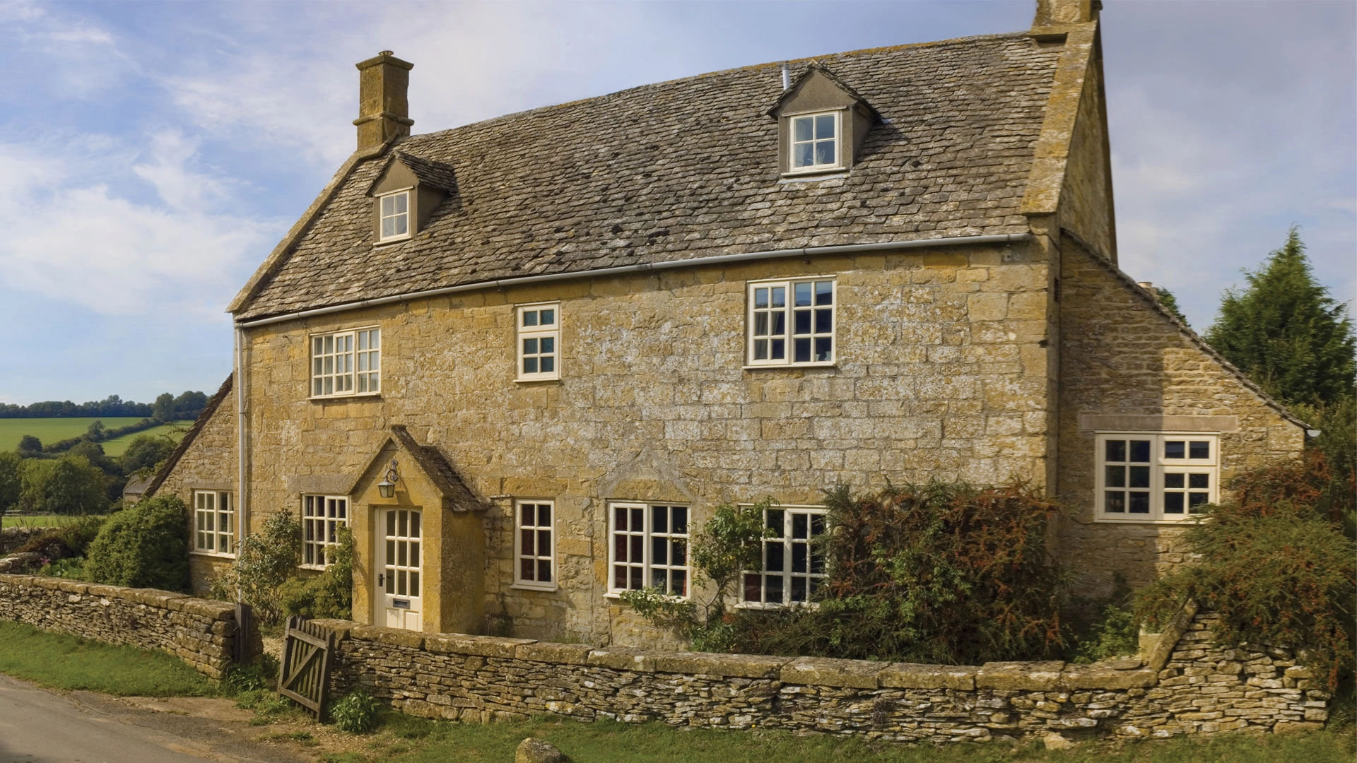 timber-storm-windows-traditional-village-house-newglaze-windows-doors-conservatories-bedfordshire