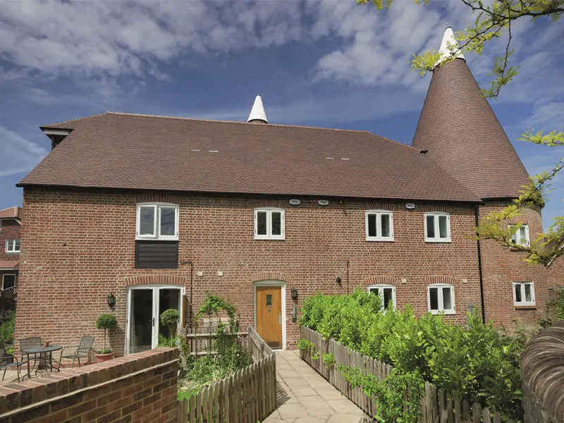 residence-7-windows-massive-house-with-white-upvc-windows-all-over-the-house-fitted-in-woking